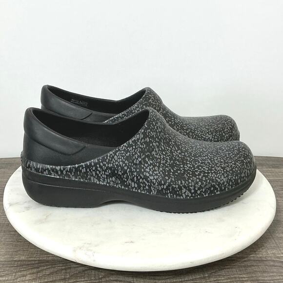 Crocs Women's Neria Pro II Graphic Slip On Clog Shoes Size 11 Black Print - Picture 1 of 10